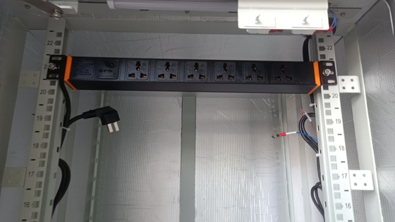 Черный 200 - 240VAC 32A Вертикальный PDU энергораспределительный блок с C13 / C19 розетками для распределения энергии